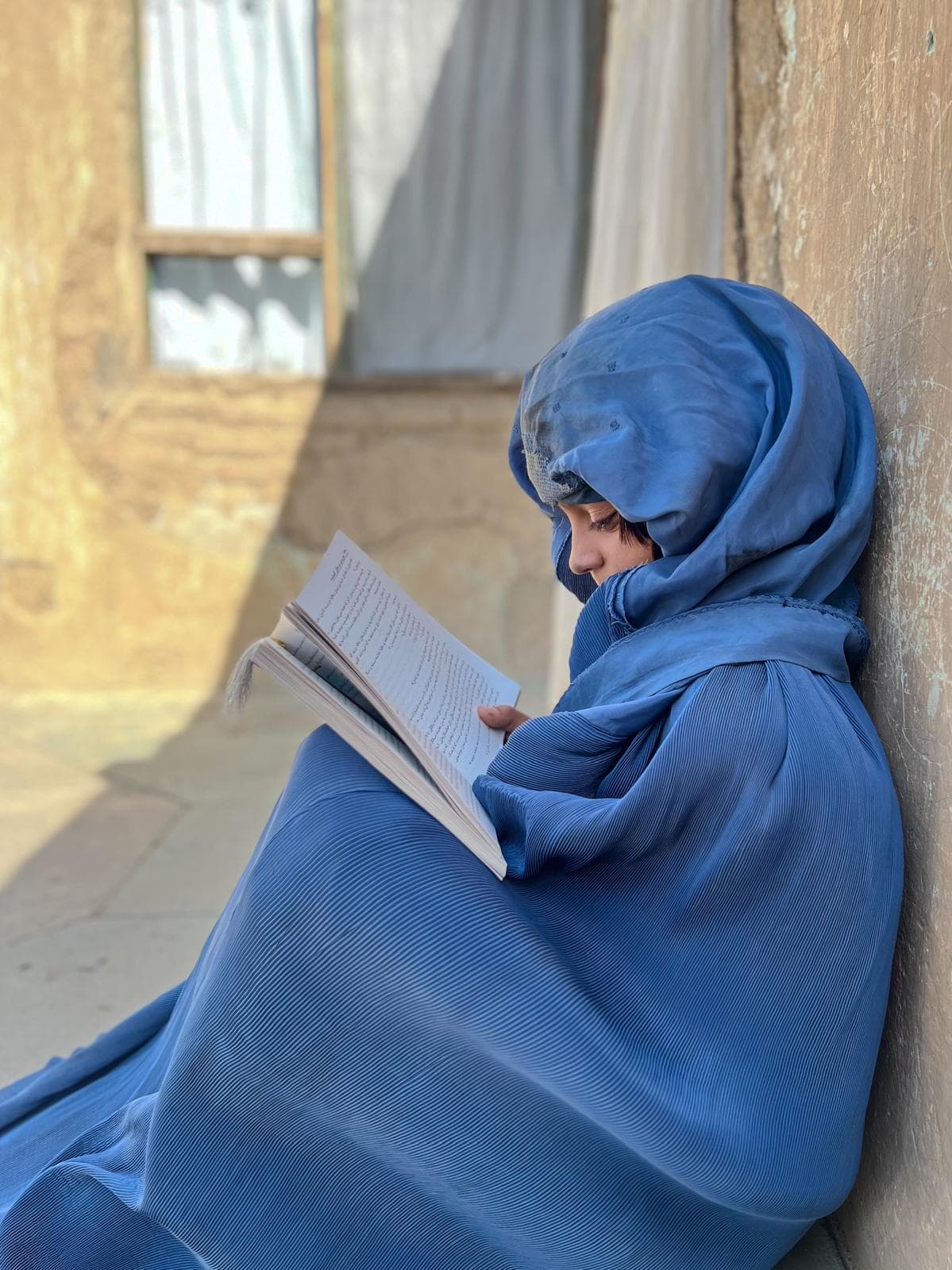 Girl reading a book - Image